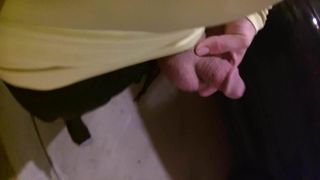 Arabisch-Ricaanse kerel speelt met zachte lul in de garage