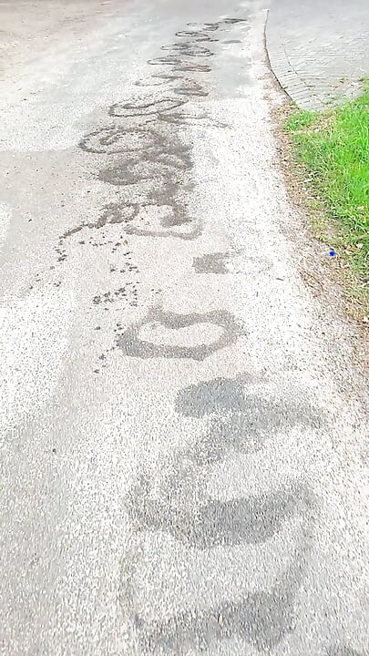 Стрункий хлопець писяє на вулиці. Усі можуть спостерігати за ним