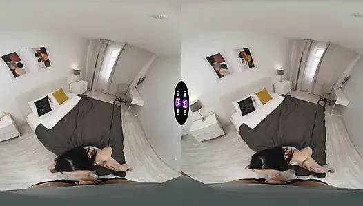 Rihanna Black роняет свое полотенце для утреннего сюрприза соседки - TeenMegaWorld