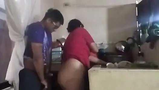 Das zimmermädchen in der Küche ficken, wenn meine Frau im wohnzimmer ist