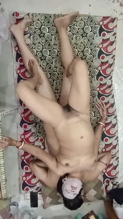 Ich massiere meine MILF-ehefrau auf ihrem nackten großen körper Es ist ein geschenk für meine ehefrau