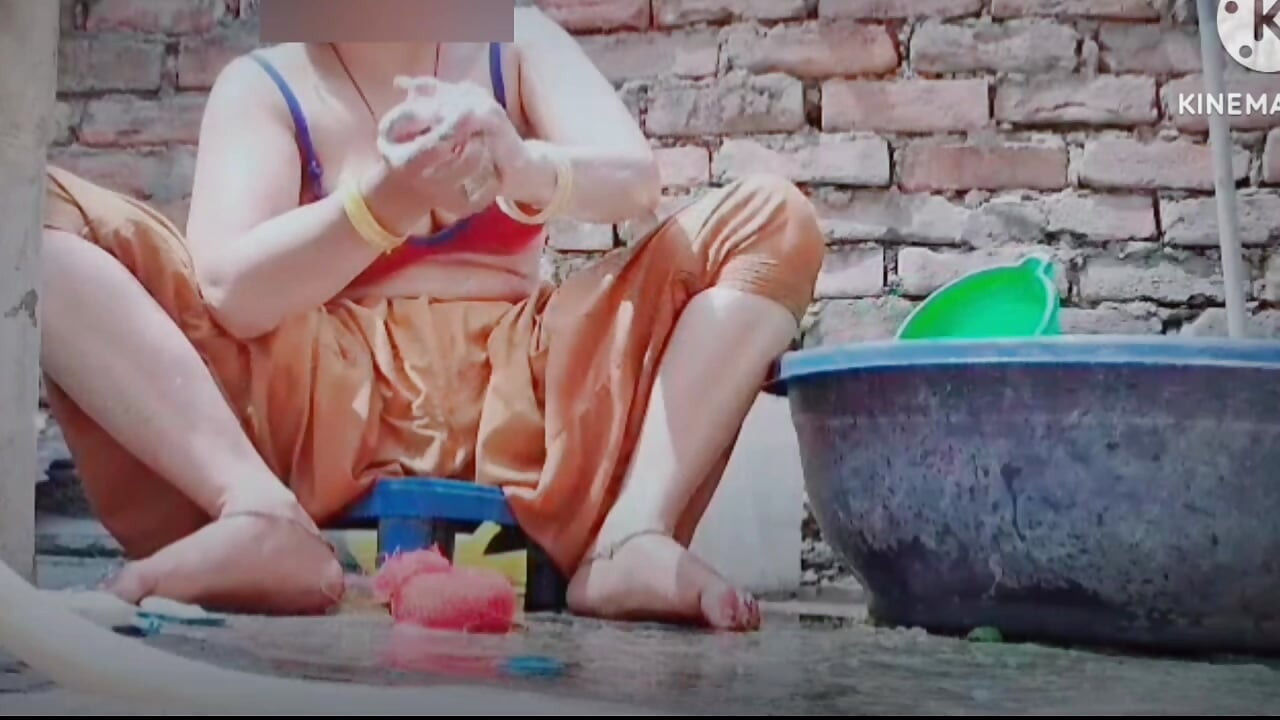 Nettes weiches heißes sexy video-dorf heißes mädchen badet