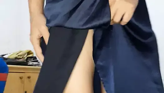 Masturbation dans une robe de bal longue en satin bleue sexy