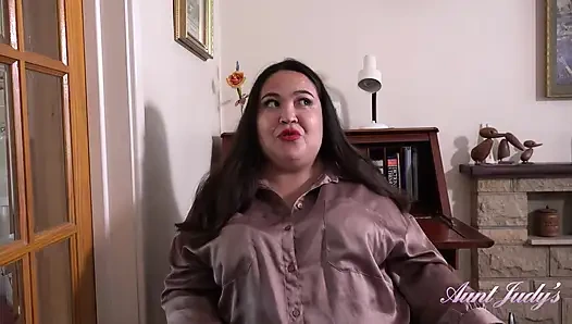 Auntjudys - tombul orta yaşlı seksi patronun bayan mimi ofiste yarağını emiyor