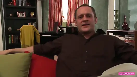 Siyah saçlı genç kız ıslak amını siktiriyor