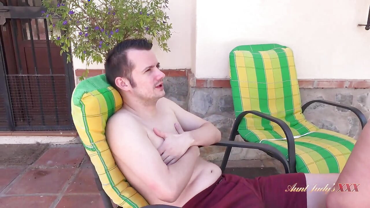 Tantejudysxxx - Vollbusige Reife MILF Maggie Moon Trifft Einen Aj-fan Im Urlaub