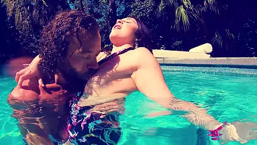 Intim sama cowok penjaga kolam renang - closer - film forplay