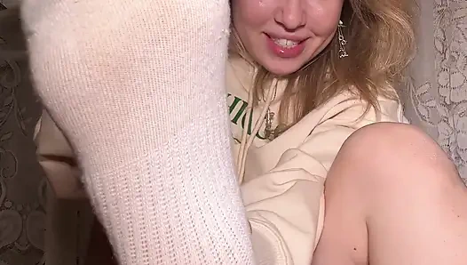 Ты был плох, и тебе придется поклоняться моим грязным носкам