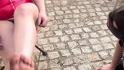 Чистить грязные ноги...