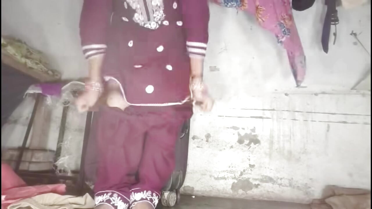 Desi girl masturbated for the first time by putting gourd in pussy