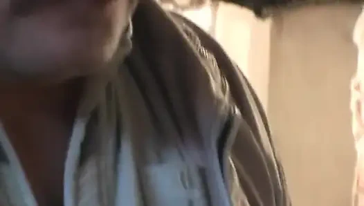 Memek remaja berambut gelap dijilat dan dibanting oleh pria tua