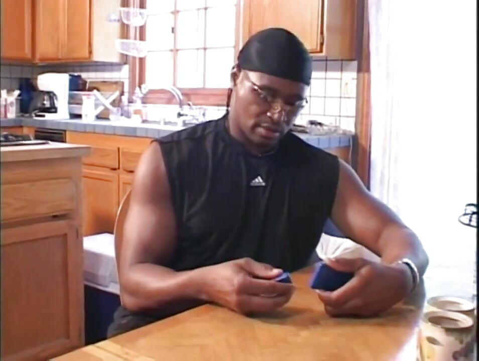 Veliki crni kurac u seksi plavuši... crno-bela analna trojka