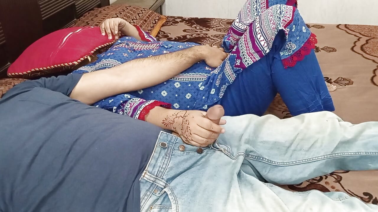 Isteri Desi India Tahu Betul Cara Menarik Perhatian Suaminya