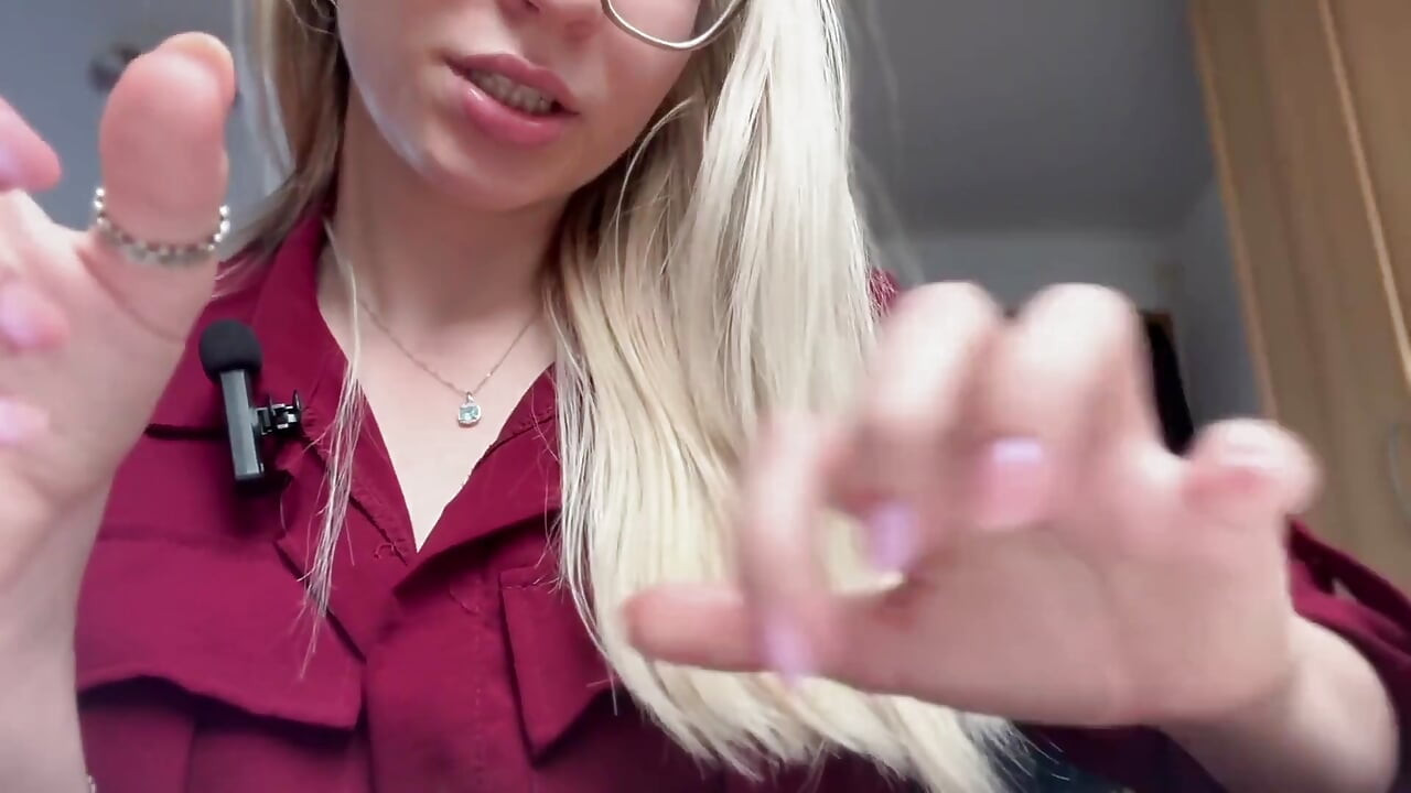 刻薄的女孩用痒痒的Asmr惩罚你
