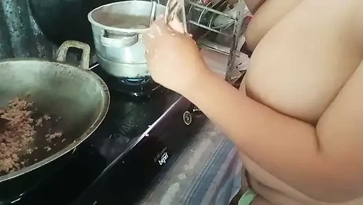 Menelanjangi ibu mertua yang sedang memasak