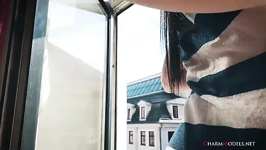 Lea sunshine kızıl saçlı kız pencerede