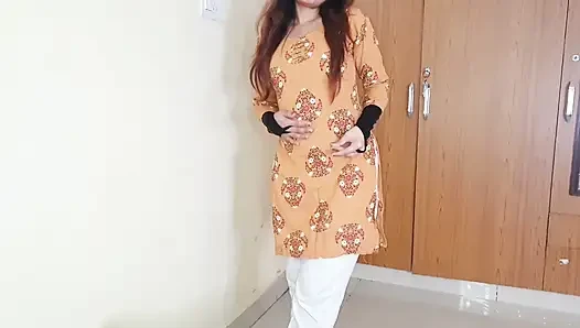 Tombul Hintli hatun misyoner pozisyonunda sikişmeyi seviyor.