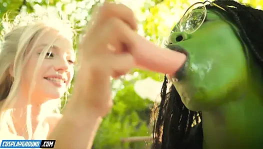 Ana Foxxx трахает Kenna James с гигантским зеленым дилдо, и они кончают вместе, порному порно косплей пародия