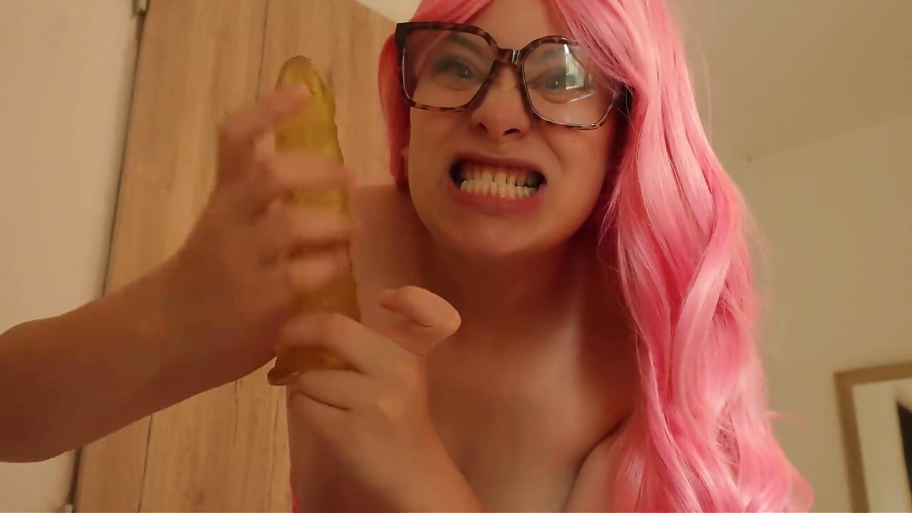 Küçük yarağını emip sıvazlarken aptal yüzler yapıyorum ahegao yüzlerini çekmemi ve komik ifadeler yapmamı izliyorum