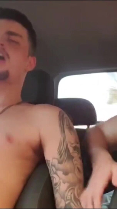 Two heteros making out in the car in downtown SP | Clip 3