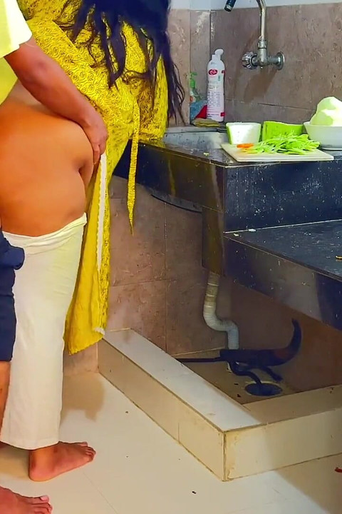 Achanak mainne apni sas ko choda jabki vah rasoee men kari kat rahi thi - desi raph seks