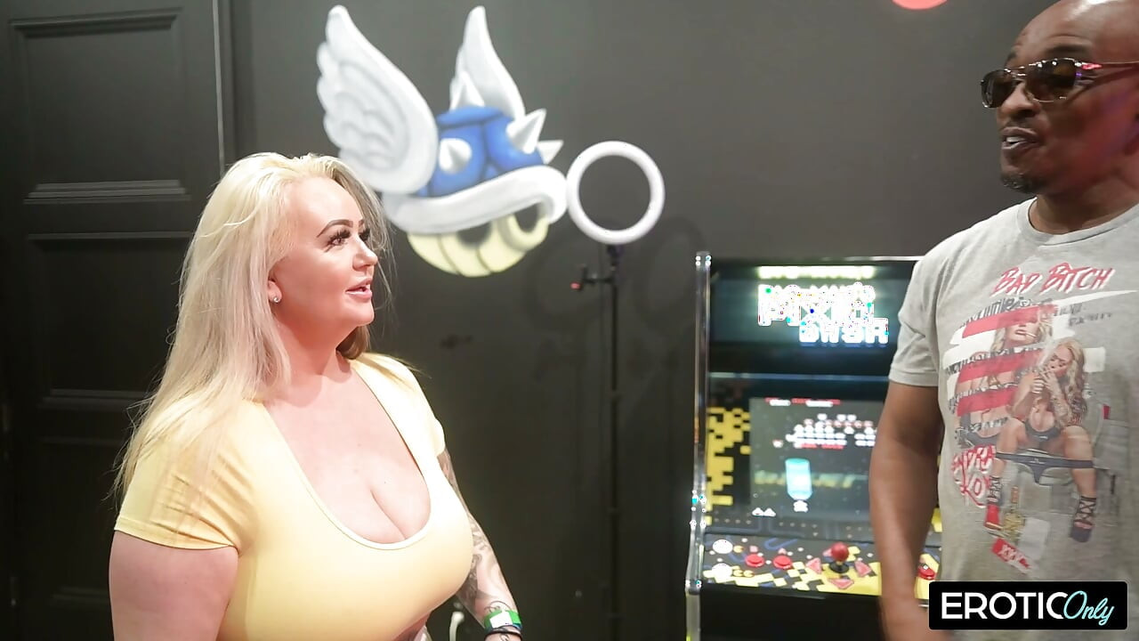 Bbc se estira a la puta rubia en el arcade
