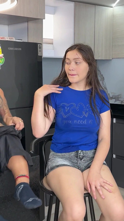 一个拥有坚硬巨大鸡巴的小继父给他继女的饥渴女友狠操，直到他用他所有的精液结束。 | 短片 2