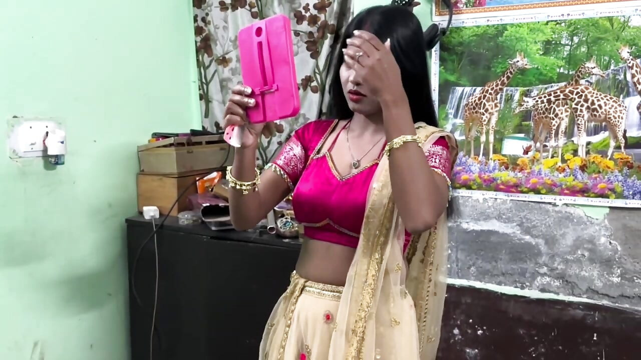 Jiran itu melihat Komal menjoloknya, memegang tanahnya dan menariknya ke bawah, kemudian membuang air kecil di atasnya