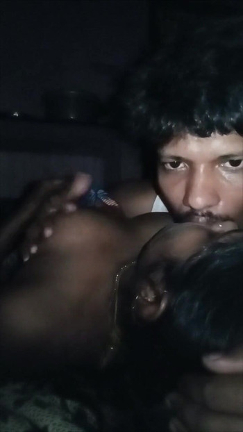 "भारतीय पत्नी के बड़े स्तन चुंबन" से शानदार क्षण