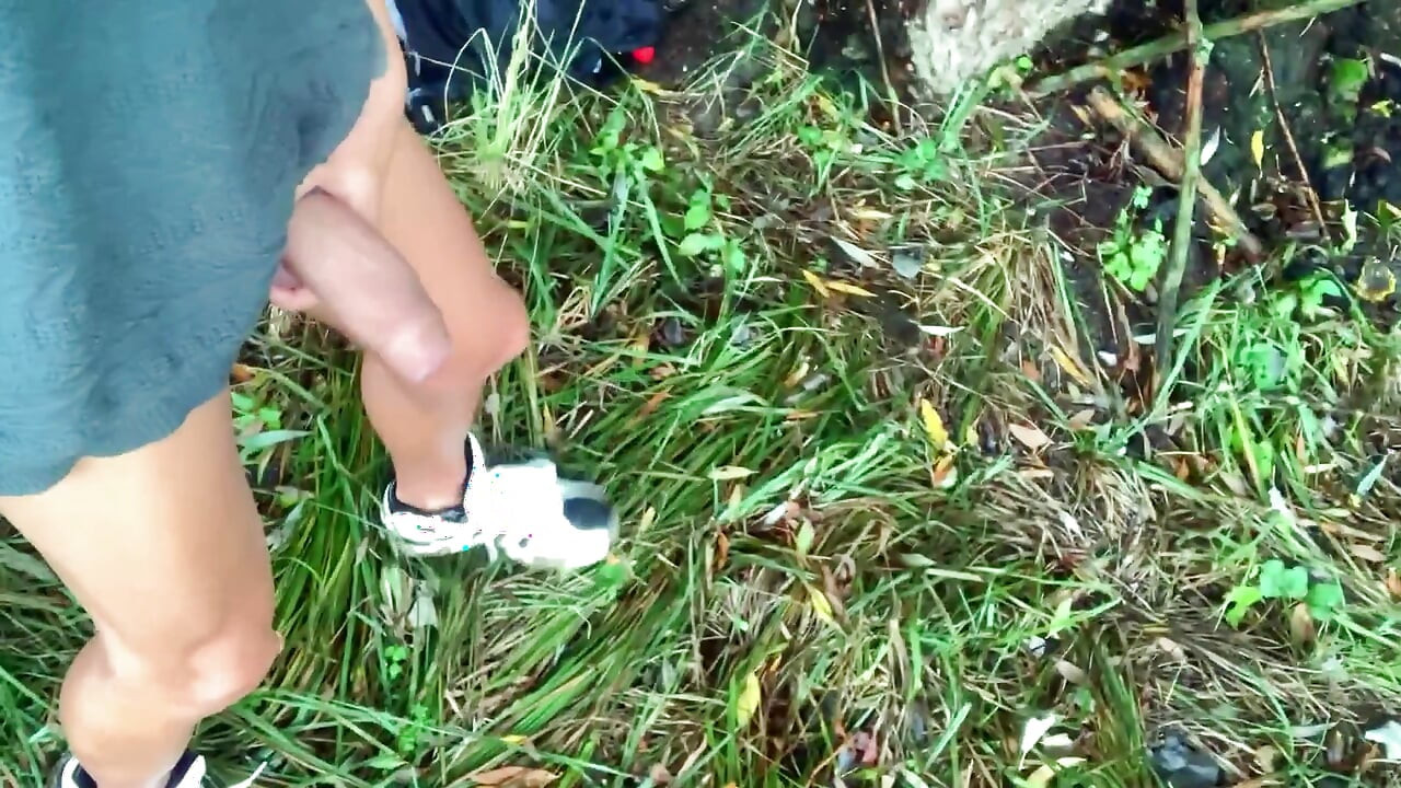 Twink em tênis brancos se masturba através do dia chuvoso ao ar livre
