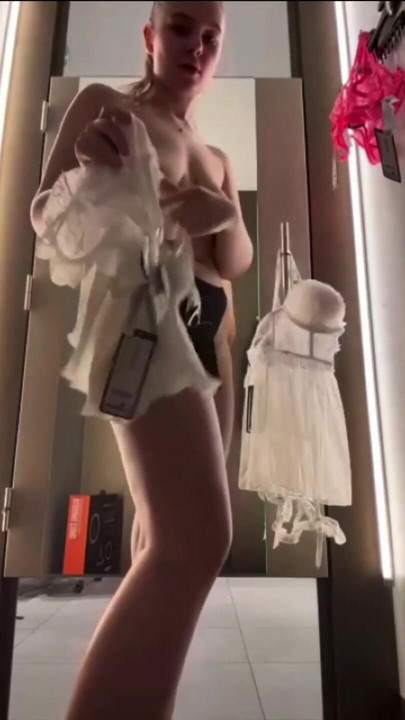 Crazy jucielussie in the public changing room | Clip 1