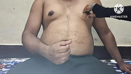 Eine indische hausfrau spielt mit dem schwanz ihres ehemanns