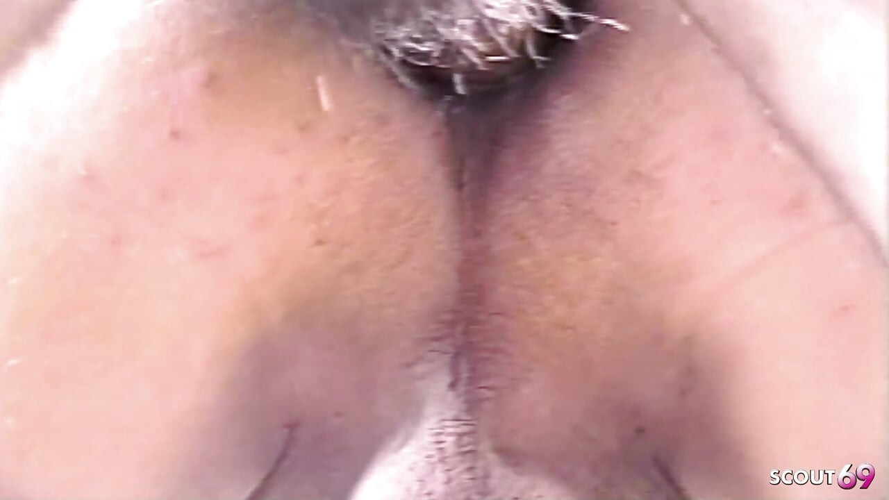 Мужик трахает шмеля в тугое очко и кончает на улице