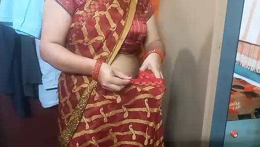 Bhabhi India memiliki memakai saree yang indah.
