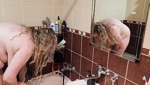 Azgın koca tombul karısının duş almasını izliyor, sonra birlikte ateşli vakit geçiriyorlar