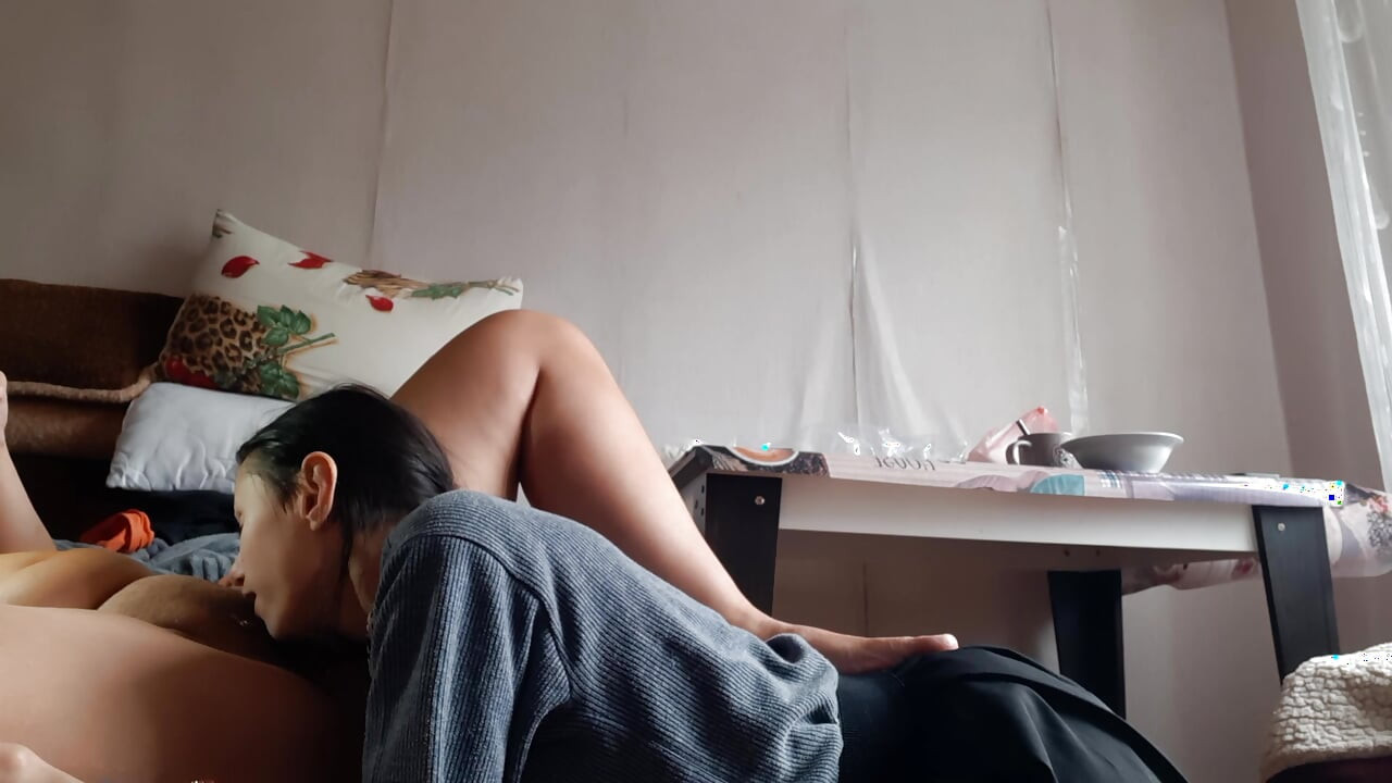 I give my girlfriend a head massage while she sucks, kisses, and licks my pussy