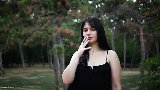 Açık havada 120 mm sigara içiyor