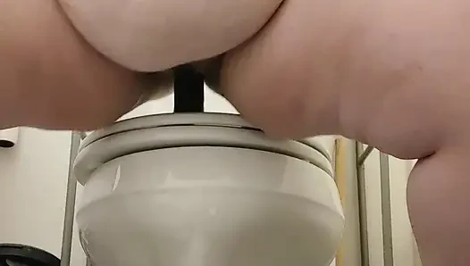 Fette puta MILF mit riesiger muschi masturbiert im badezimmer