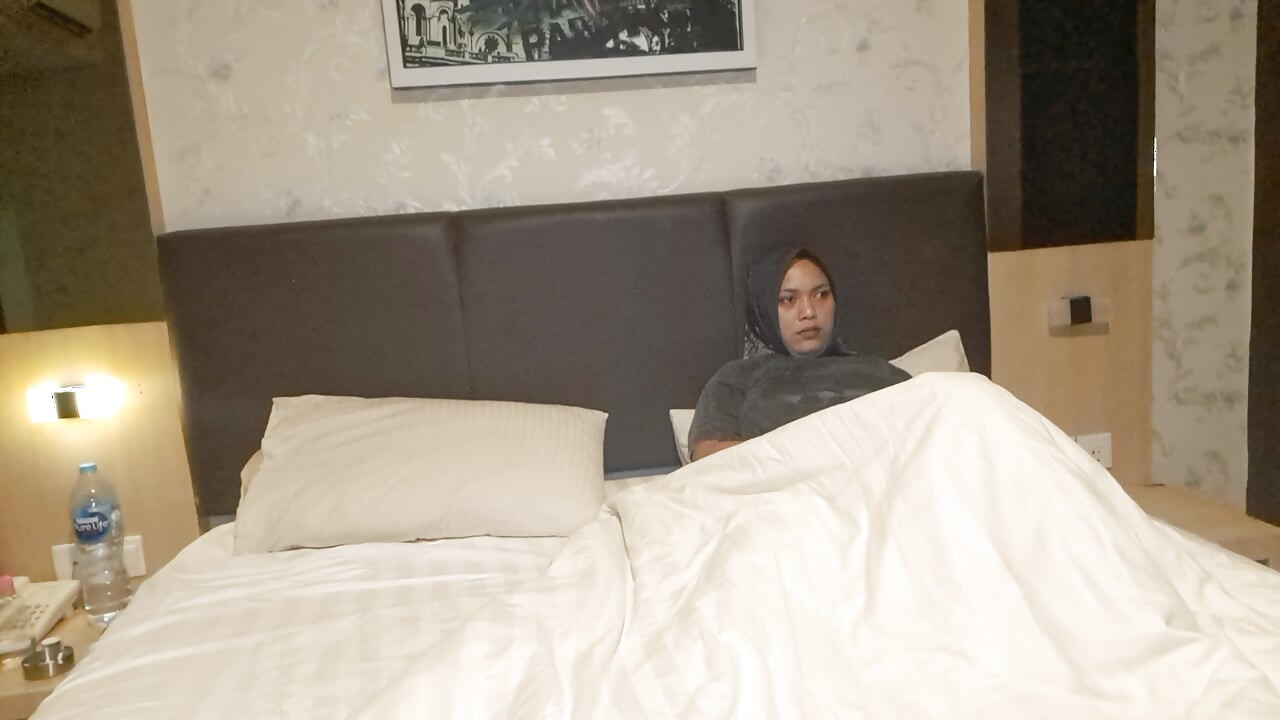 Sneak peek at Tante Hijab who is having sex