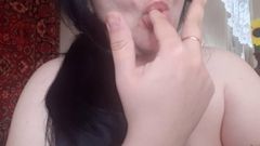 Сексуальная девушка сосет пальцы и представляет огромный член во рту