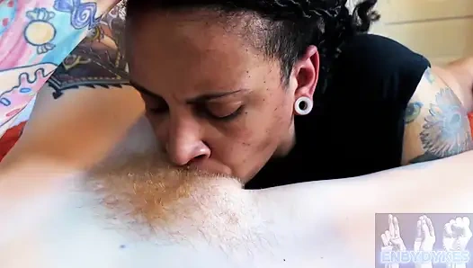 Delikanlı karım klitorisimi o kadar iyi emiyor ki kamerayı düzgün tutamıyorum!