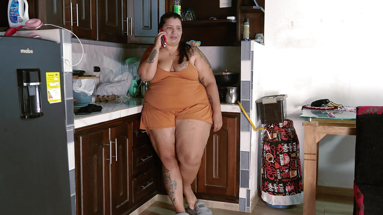 Latina betaalt de pizzabezorger met een neuk en vult zijn kut met melk
