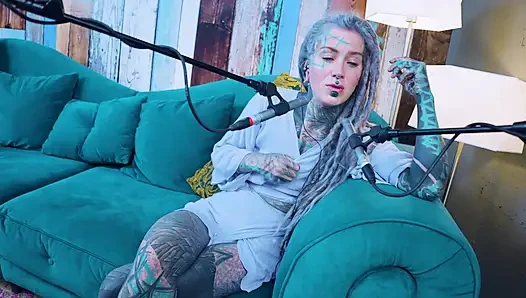Aku bicara tentang J - Jelousy - ASMR podcast SFW berbicara dengan gadis kurus gothic model bertato rambut gimbal
