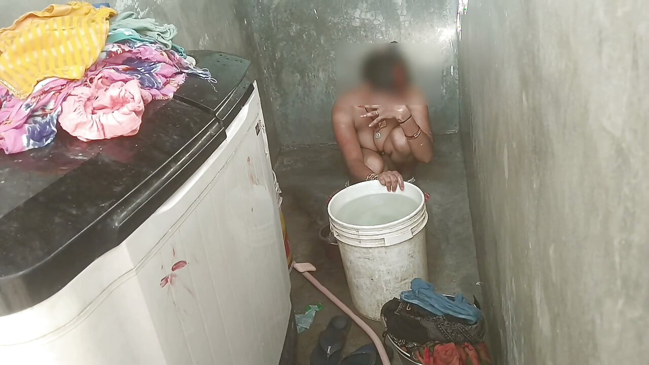 La hermanastra accedió a que le follaran el culo en la tierra de su hermanastro en estilo perrito con audio en hindi