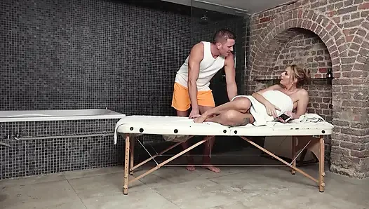 Ateşli orta yaşlı seksi kadın yarak emiyor ve derin amcığını siktiriyor