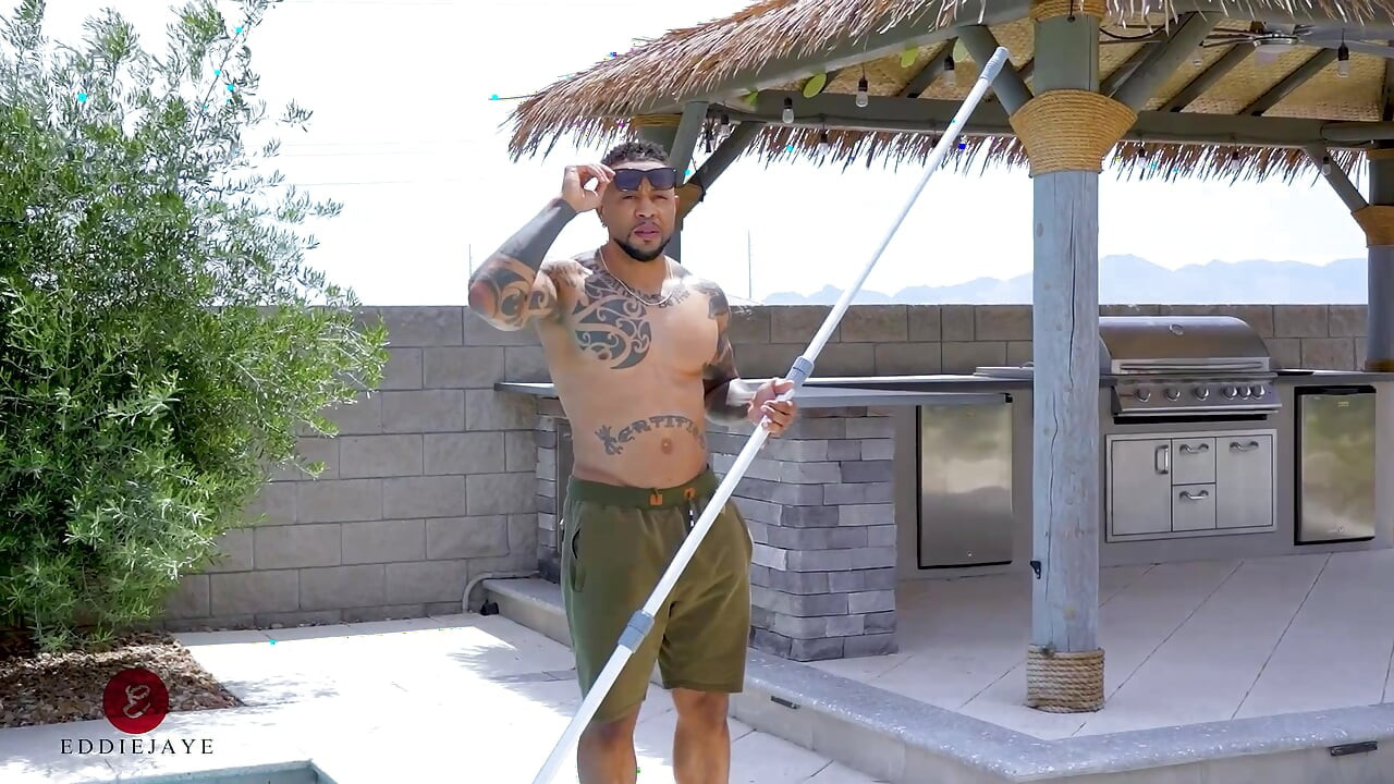 Havuzdaki adam Eddie zengin ev sahibinden ıslak bahşiş alıyor