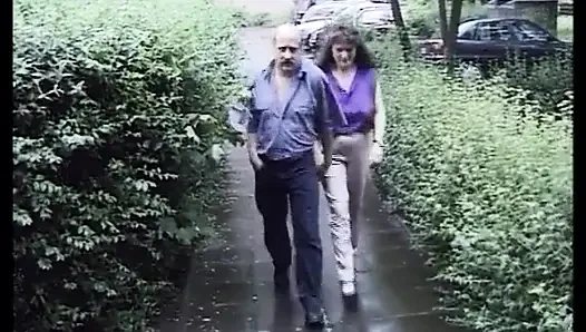Волосатая крошка из Германии получила возможность скакать на члене и заставить его кончить в любительском видео