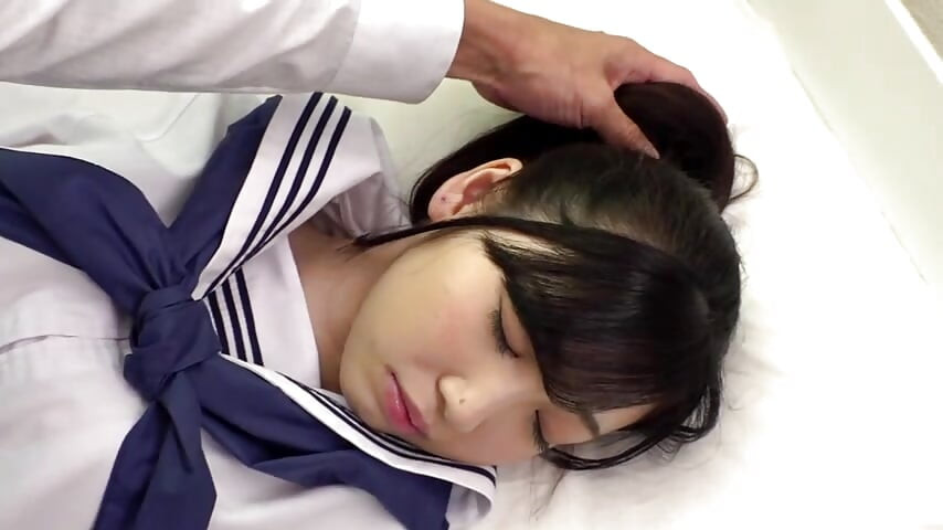 खाली हॉल में अकेले, एक गुप्त मुठभेड़ सामने आती है