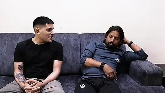 İki seksi Hintli desi erkek Hintli desi kızı sert sikiyor, sert üçlü seks gavat