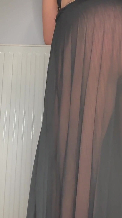 ضرطة في فستان أسود شفاف